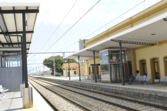 Un rayo cae en las vías de tren en Benicarló