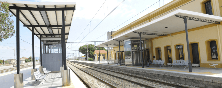 Un rayo cae en las vías de tren en Benicarló