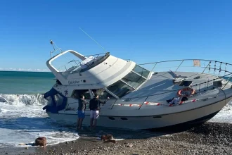 Embarcacion abandonada en la playa Belcaire de Moncofa.jpg