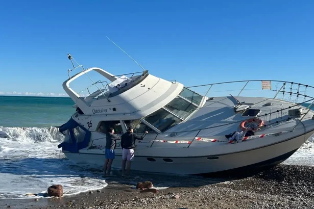 Embarcacion abandonada en la playa Belcaire de Moncofa.jpg