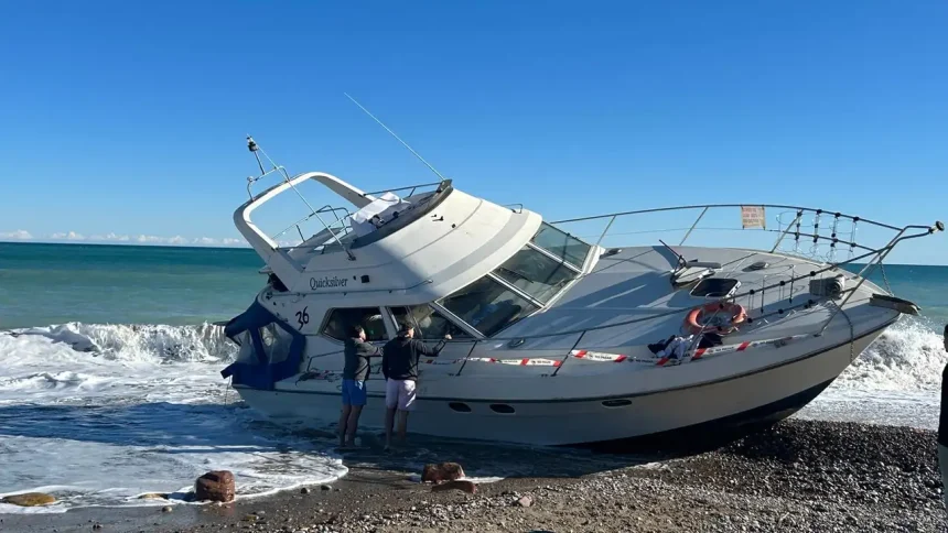 Embarcacion abandonada en la playa Belcaire de Moncofa.jpg