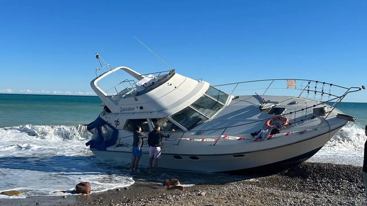 Embarcacion abandonada en la playa Belcaire de Moncofa.jpg