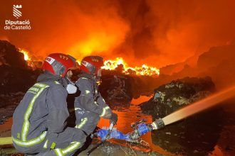 Incendio en un almacén de vehículos en Burriana