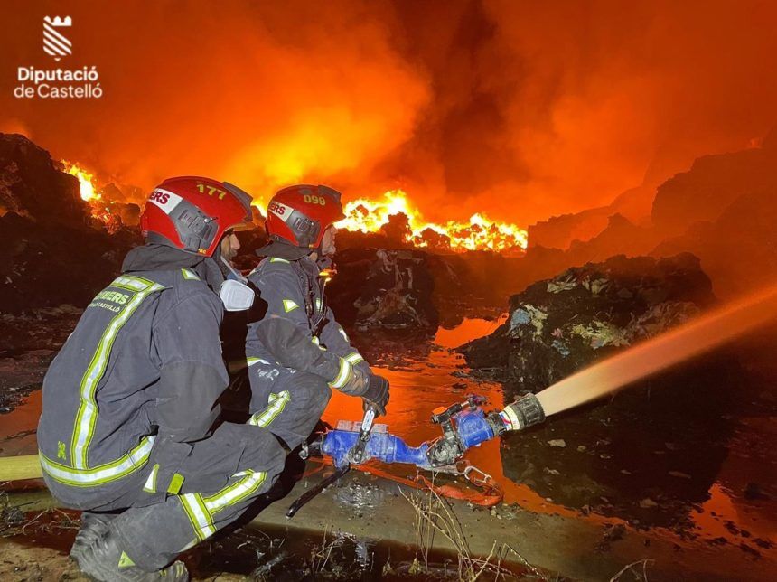 Incendio en un almacén de vehículos en Burriana