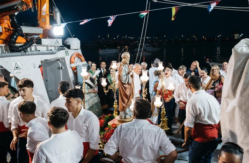 L’Ofrena floral i la processó marítima culminen el dia de Sant Pere en el Grau de Castelló